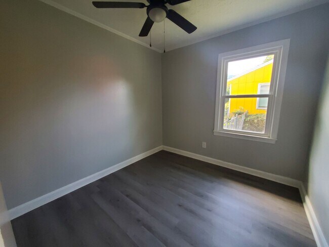 Building Photo - 418 Lake Ave