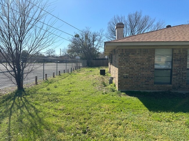 Building Photo - REFRESHED HALF DUPLEX IN IRVING!!