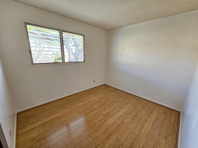 Building Photo - 3 bedroom, 1.5 bathroom and 2 parking condo.