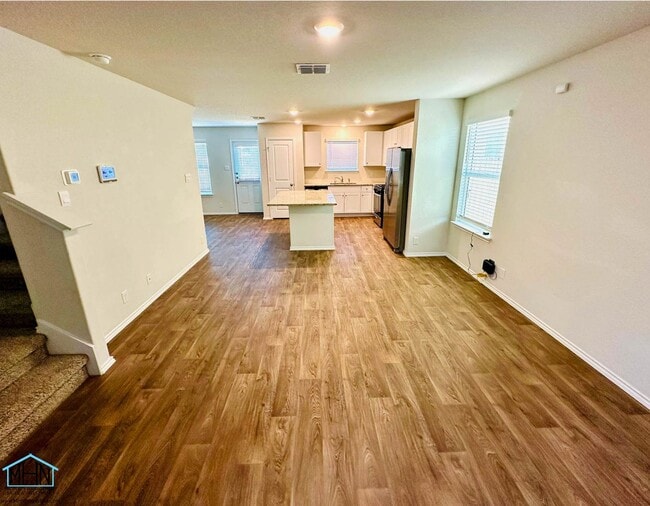 Building Photo - Welcome to Your Dream Home! A Stunning 2-story House with 4 spacious bedrooms and 2.5 baths!