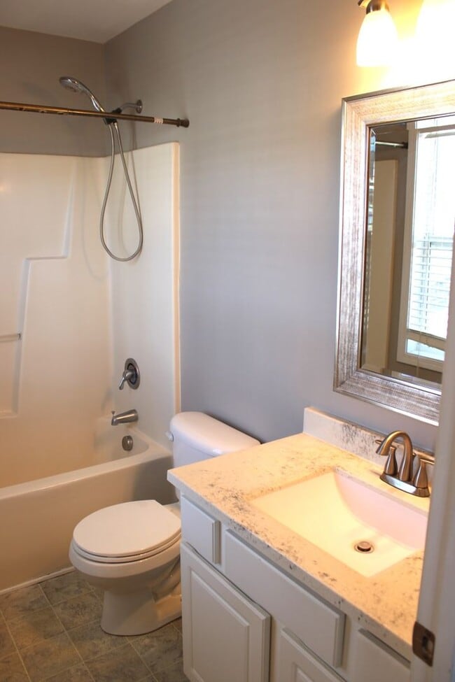 Building Photo - Modern Townhome in Havelock