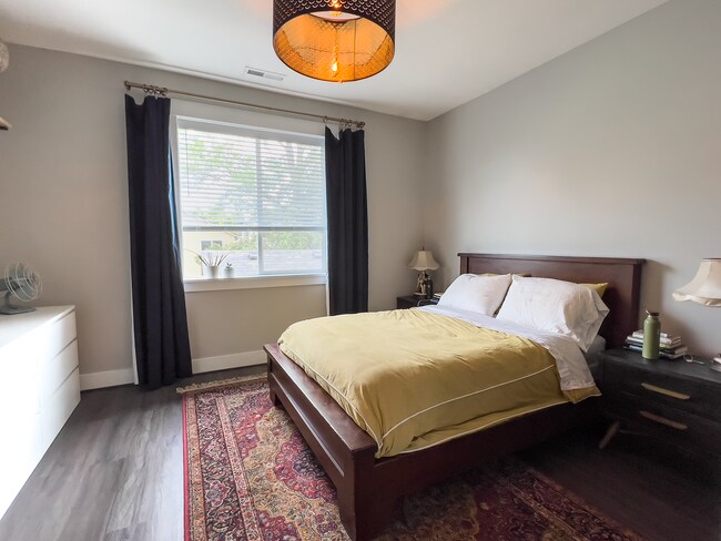 Building Photo - Beautiful 3 bedroom, 2.5 bath home in North Portland! Amazing Modern Kitchen and Great Natural Li...