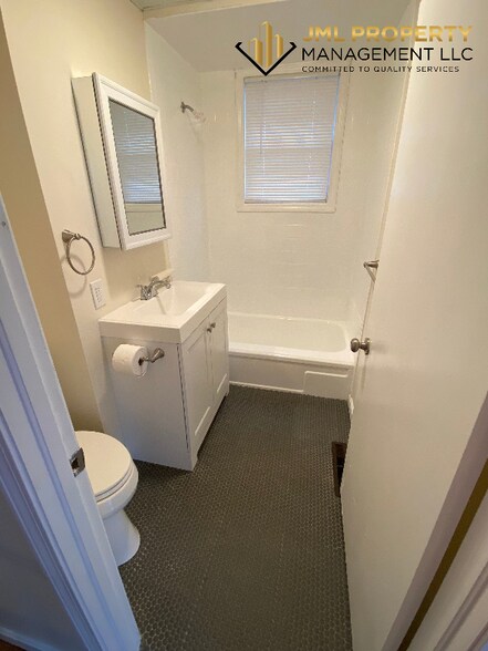 Building Photo - 47 Bogle St