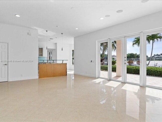 Building Photo - 926 Marina Dr