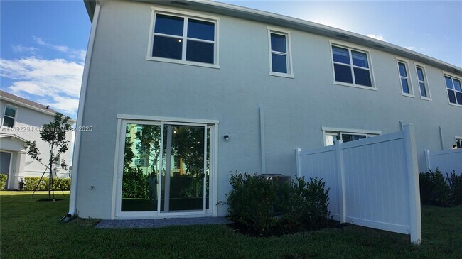 Building Photo - 830 SE grovebush Ln
