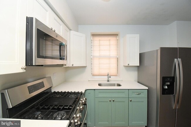Building Photo - 1554 N Lawrence St