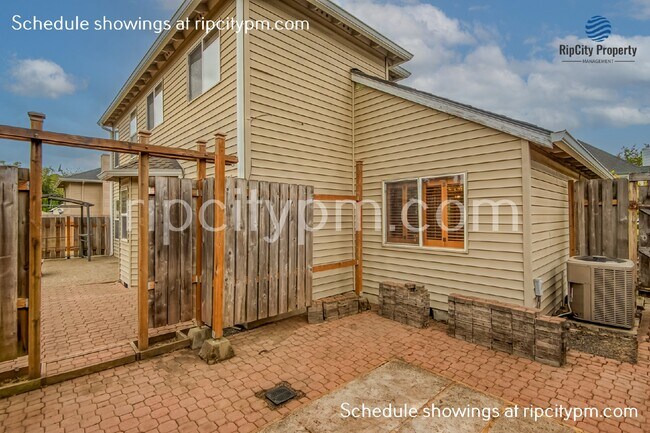 Building Photo - Beautiful 4 Bed/2.5 Bath Home in Tualatin!