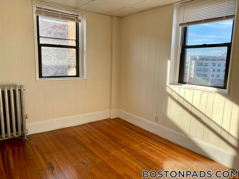 Building Photo - 437 Cambridge St