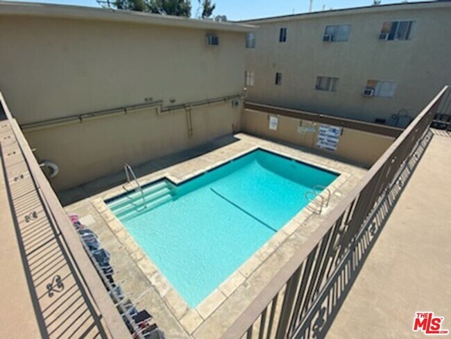 Building Photo - 7925 Vineland Ave