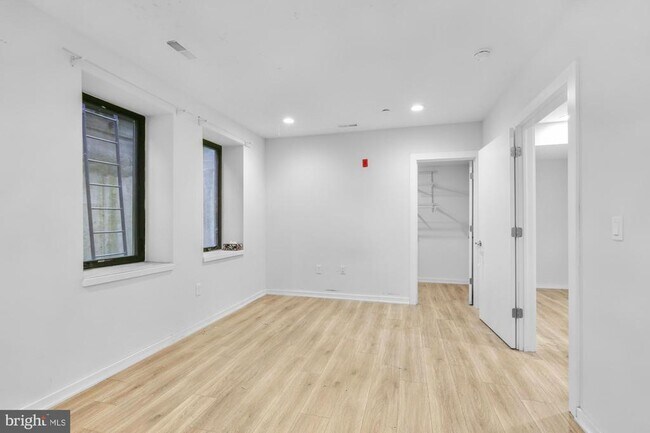 Building Photo - 385 Martin St