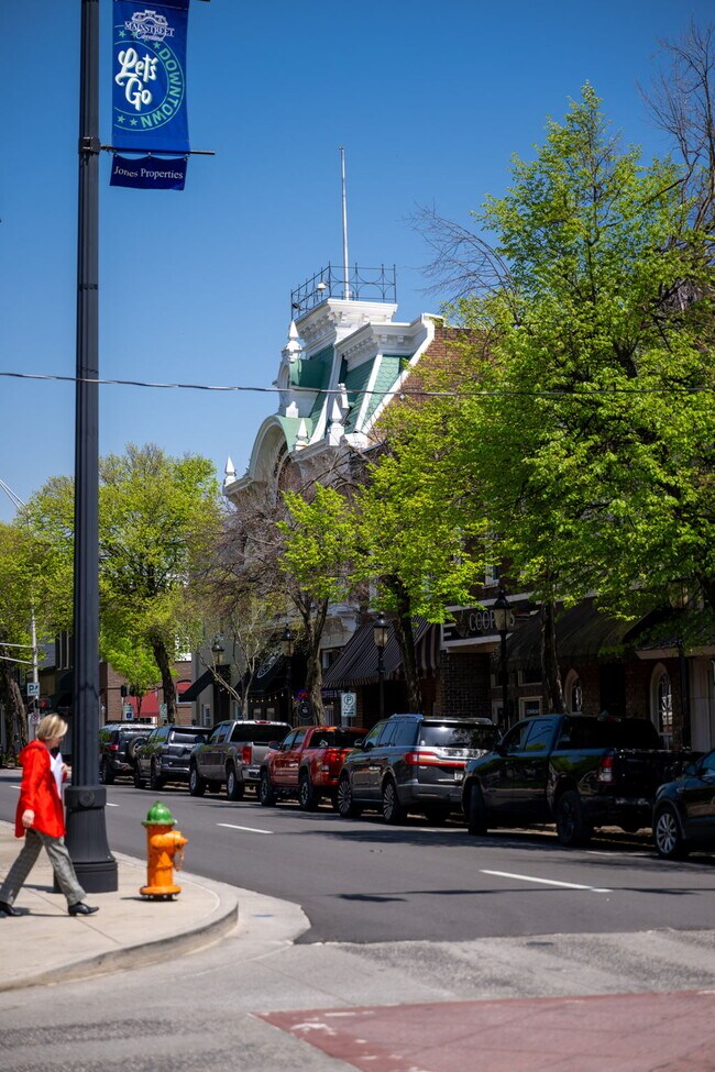 Building Photo - 631 NE Bellingham Dr