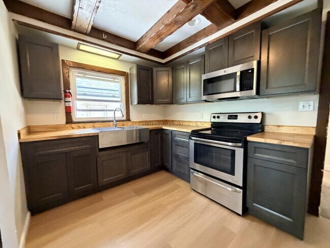Building Photo - 919 Clay Ave