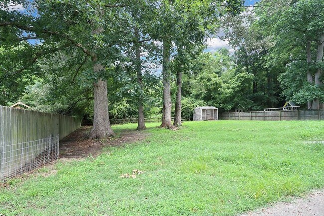 Building Photo - 212 Pinewood Dr