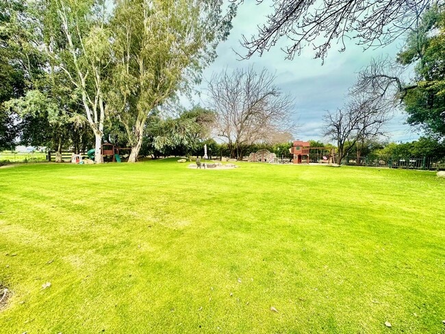 Building Photo - Gorgeous 4/3 Country Estate with 2000sf Barn