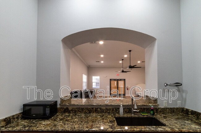 Building Photo - 6646 S Goldenrod Rd