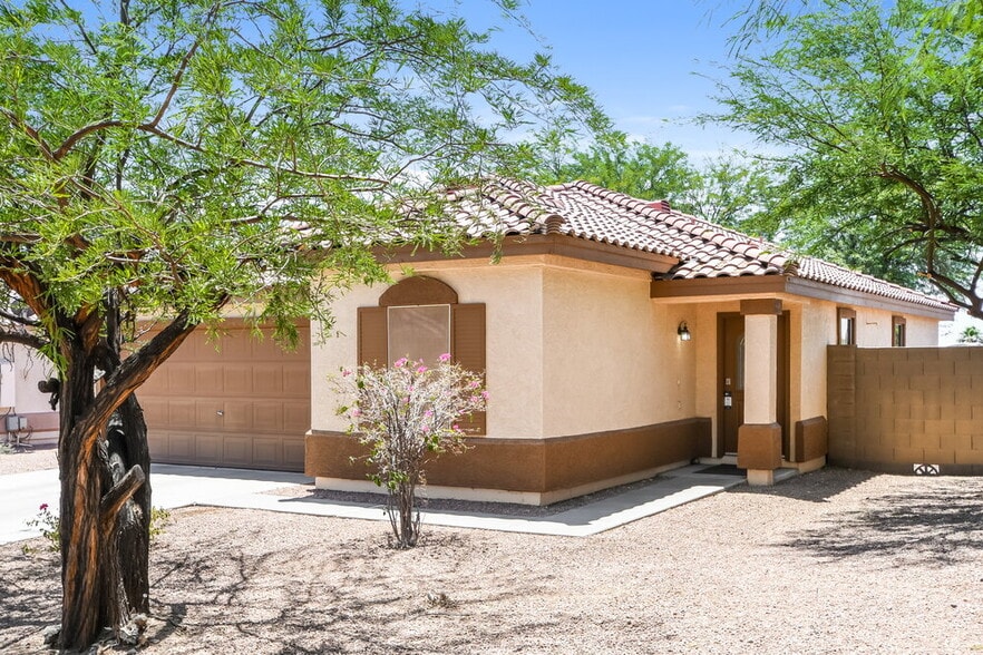 Building Photo - 1006 S Clancy Cir