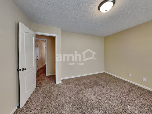 Building Photo - 210 Summer Hill Cir