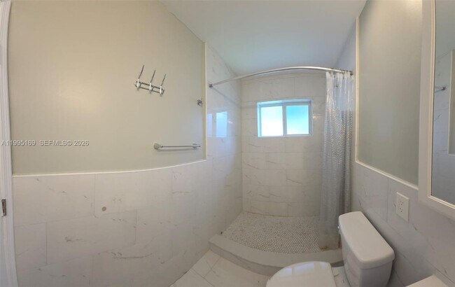 Building Photo - 2504 NW 9th Ln