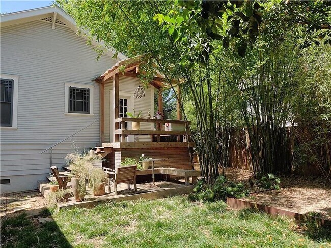 Building Photo - 512 Academy Dr