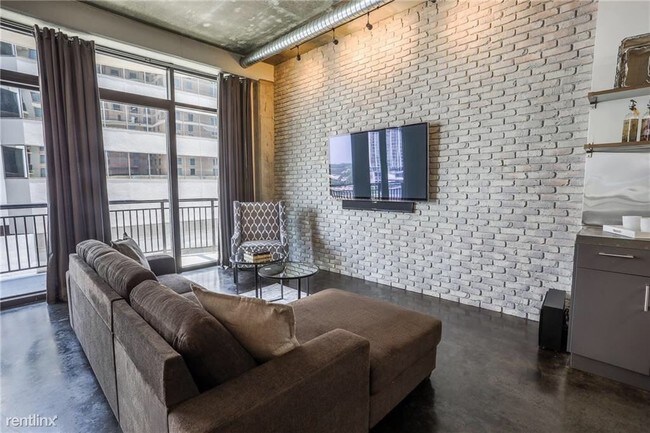 Building Photo - 1 br, 1 bath Apartment - 311 W 5th St