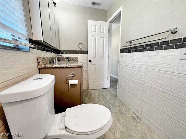 Building Photo - 2210 Parkview Dr