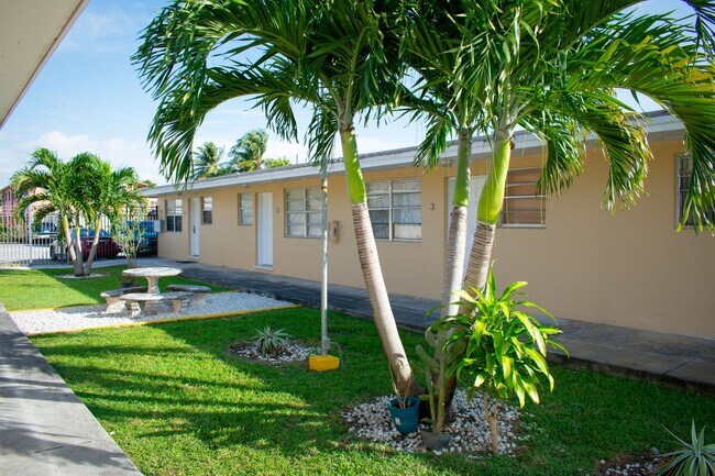 Building Photo - Airport Square