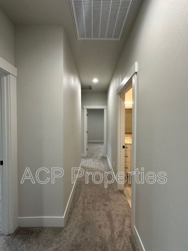 Building Photo - 8 Clematis Ln