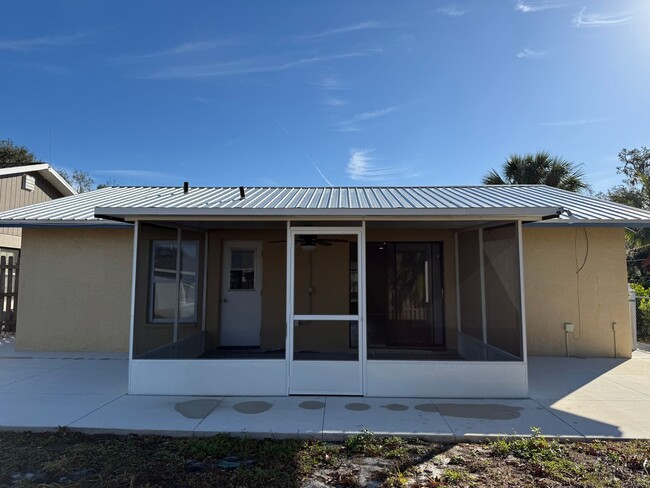 Building Photo - 2Bedroom 2 Bath Single Family Home W/1 Car...