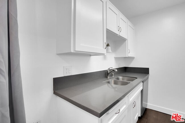 Building Photo - 1100 W Glendon Way