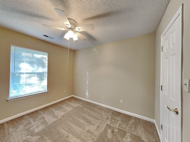 Building Photo - 6047 Hedgecrest Pl