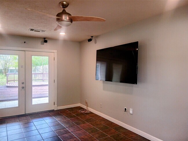 Building Photo - 923 W 41st St