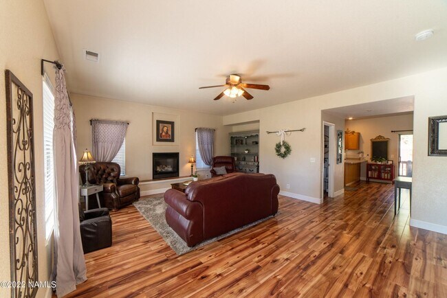 Building Photo - Westside 4 Bed, 2.5 Bath House with A/C & 2-Car Garage Near NAU & CCC! Students & Pets OK! Aug 10th!