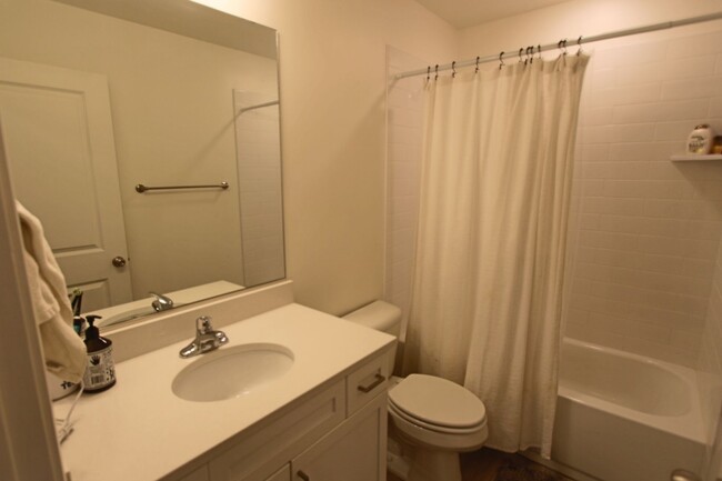 Building Photo - DESERT COLOR 3 Bed 2.5 Bath