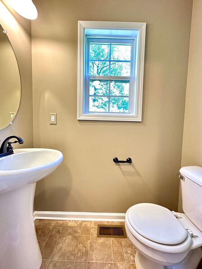 Building Photo - Spacious 3-Bedroom Home with Fenced Yard & Garage!