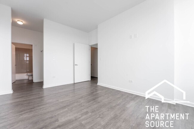 Building Photo - MASSIVE Loft-style condo-quality 3 Bed/2 ba IN UNIT LAUNDRY