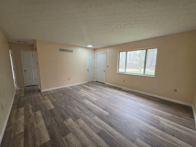 Building Photo - 3-Bedroom 2 Bath Duplex. Ravenna Ohio.