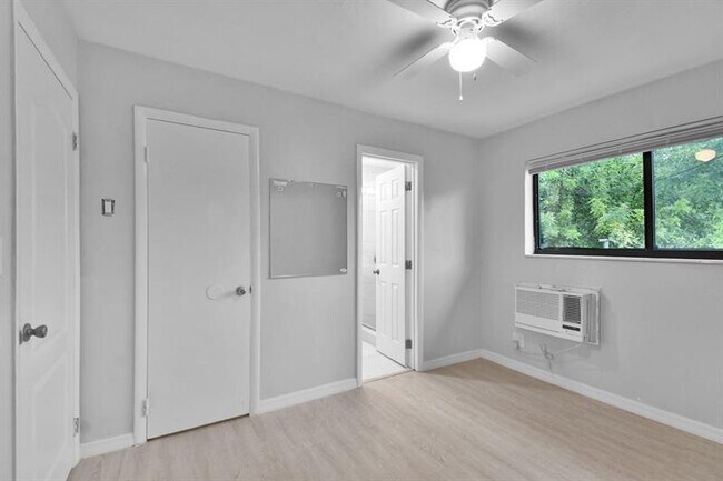 Building Photo - 6101 NW 9th Ct