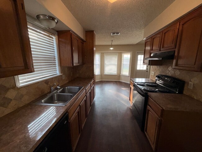 Building Photo - Updated 3/2/2 in Glen Estates