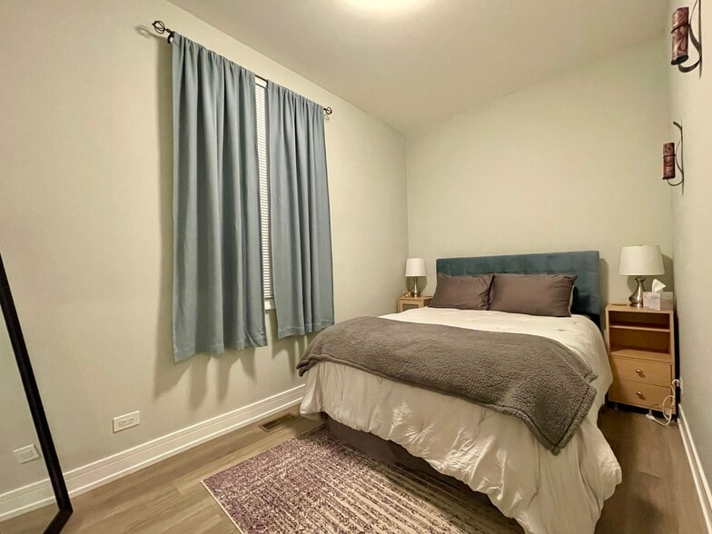 Building Photo - 1725 N Honore St