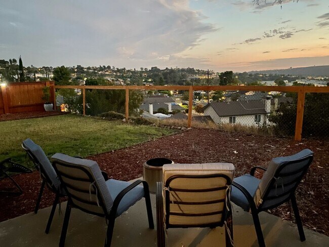 Building Photo - Darling, Move-In Ready Home in Highly Sought After Neighborhood w/ a Great View!!