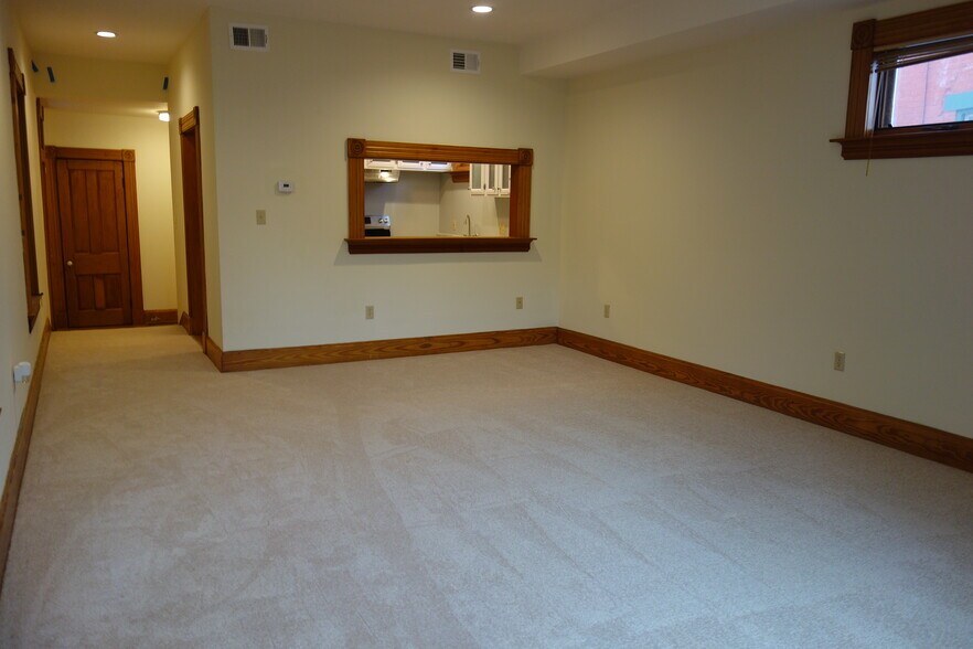 Spacious living room. - 216 Kentucky