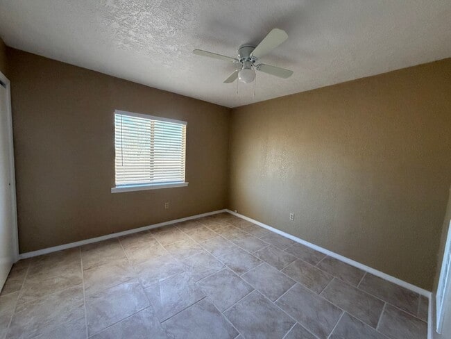 Building Photo - Spacious 4/2 in the Country / Horses ok
