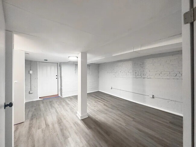Building Photo - 3649 W Montrose Ave