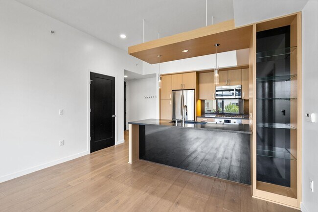 Building Photo - Luxurious 1 bedroom in Capital Hill!