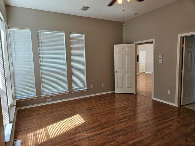 Building Photo - 4434 Grove Park Dr