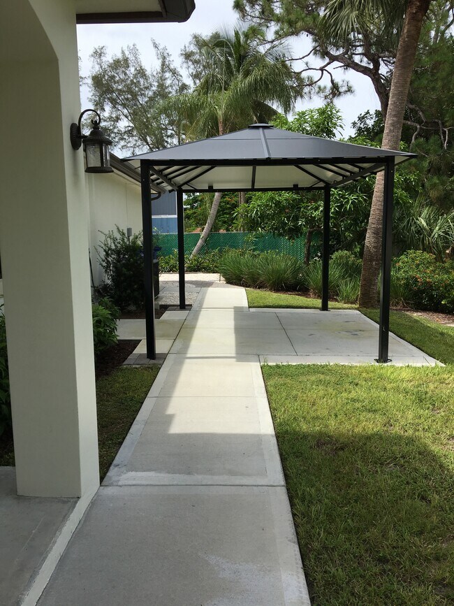 Building Photo - 4400 Vanda Dr