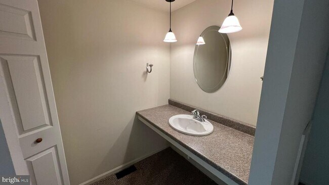 Building Photo - 744 Summit Chase Dr