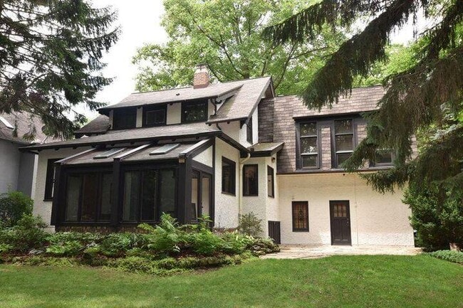 Building Photo - 824 N 66th St