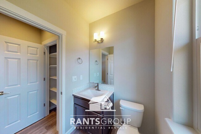 Building Photo - Beautiful 3 bedroom, 2.5 bath, 2-story home in Steilacoom Ridge