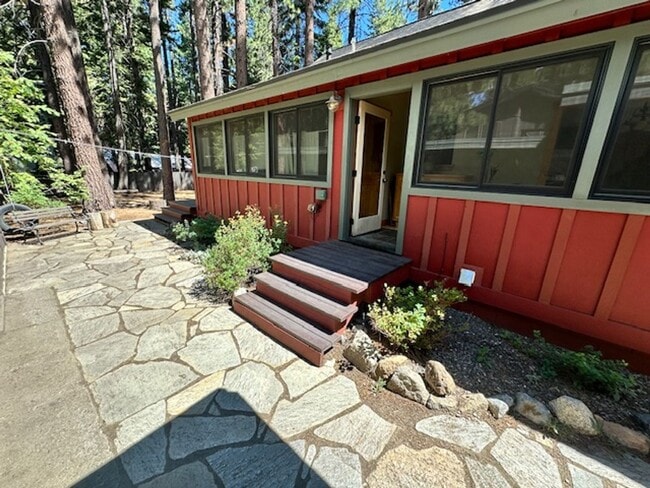 Building Photo - Cute 3Bd home available for a 3-6 month se...